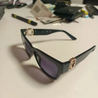 Gafas de sol Guess mujer negras y doradas.