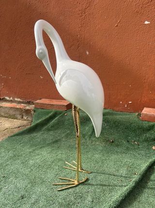 Cigüeña antigua de cerámica blanca