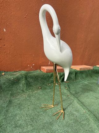 Cigüeña antigua de cerámica blanca