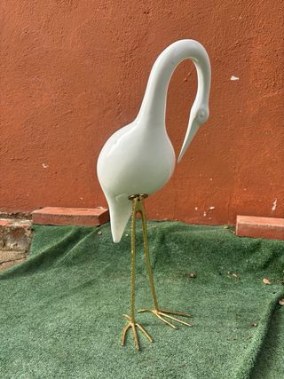 Cigüeña antigua de cerámica blanca