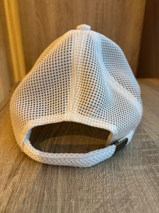 Gorro Guess Blanco con Detalles Dorados