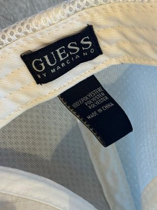 Gorro Guess Blanco con Detalles Dorados