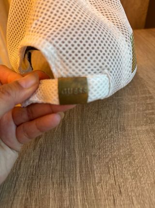 Gorro Guess Blanco con Detalles Dorados