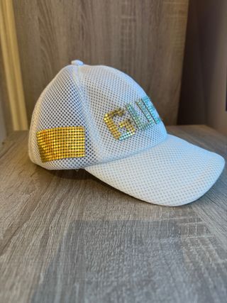 Gorro Guess Blanco con Detalles Dorados