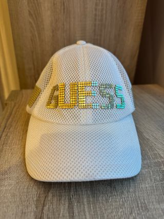 Gorro Guess Blanco con Detalles Dorados