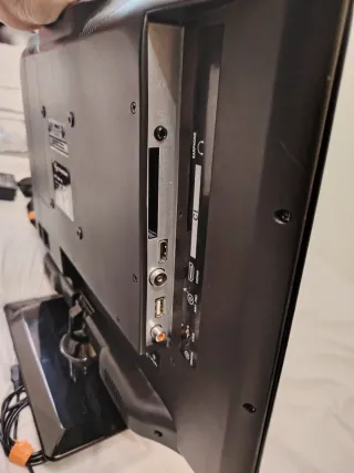 Ordenador HP con pantalla LED y mando