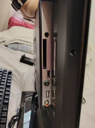 Ordenador HP con pantalla LED y mando