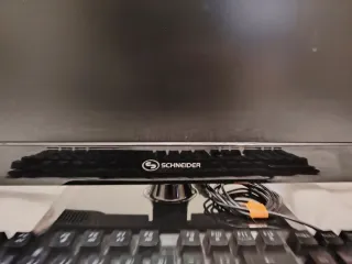 Ordenador HP con pantalla LED y mando