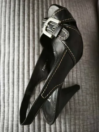 Zapatos Lodi Negros Tacón Peep Toe Hebilla