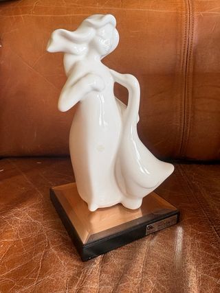 Figura cerámica mujer con cisne