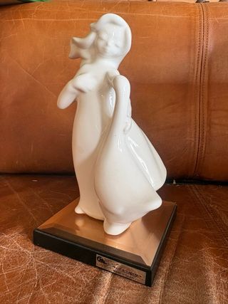 Figura cerámica mujer con cisne