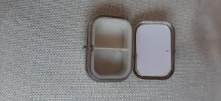 Joyero vintage antiguo con escena romántica