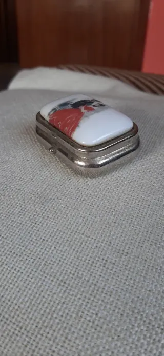 Joyero vintage antiguo con escena romántica