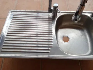 Fregadero de acero inoxidable con escurridor