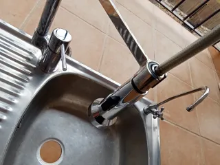 Fregadero de acero inoxidable con escurridor