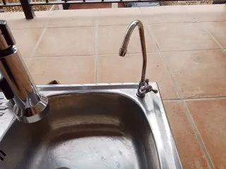 Fregadero de acero inoxidable con escurridor