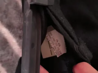 Falda negra con cinturón y botones dorados