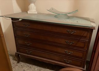 Cómoda clásica de madera y cristal