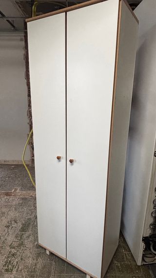 Armario escobero blanco con tiradores de madera