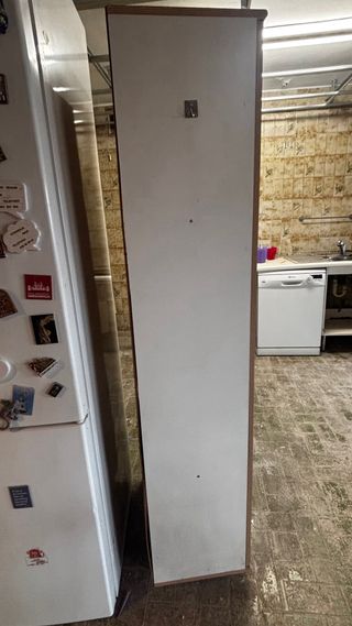 Armario escobero blanco con tiradores de madera