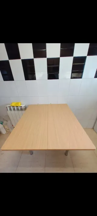 Mesa de cocina desplegable.