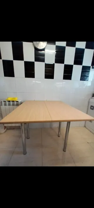 Mesa de cocina desplegable.