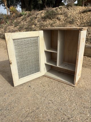 Mueble antiguo de madera con cristal