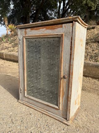 Mueble antiguo de madera con cristal
