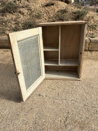 Mueble antiguo de madera con cristal