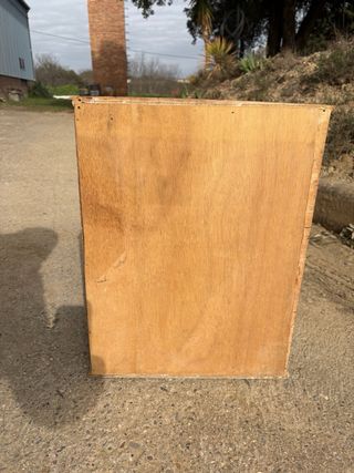 Mueble antiguo de madera con cristal