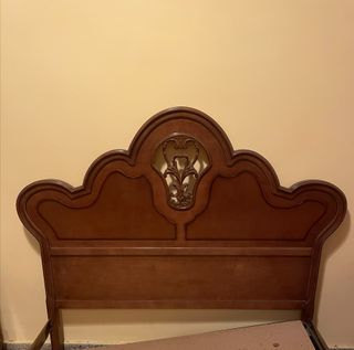 Cabecero de cama de madera tallada