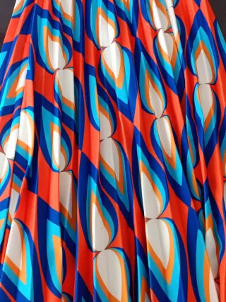 Conjunto blusa y falda plisada estampada.