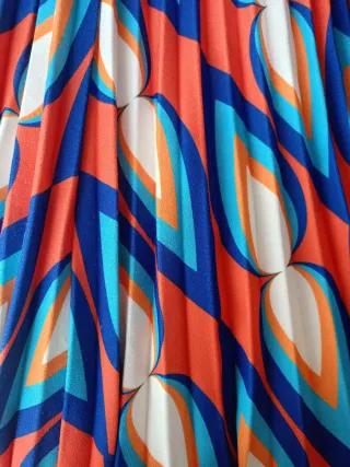 Conjunto blusa y falda plisada estampada.