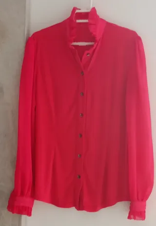 Conjunto blusa y falda plisada estampada.