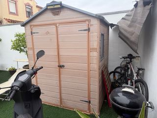 Caseta de resina de jardín Keter