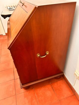 Escritorio antiguo de madera de caoba.