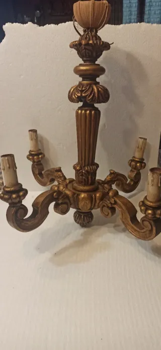 Lampadario in legno dorato