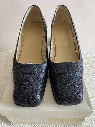 Scarpe donna in pelle blu traforate