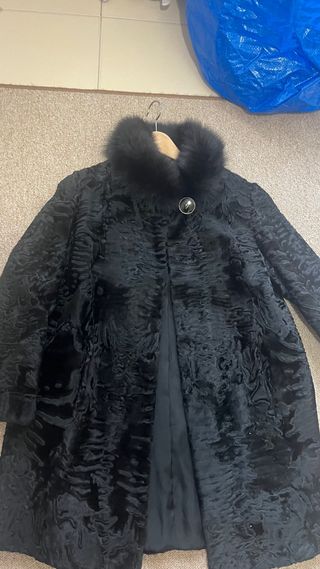 Pelliccia Astrakan Nera con Collo Volpe