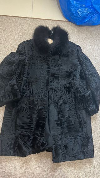 Pelliccia Astrakan Nera con Collo Volpe