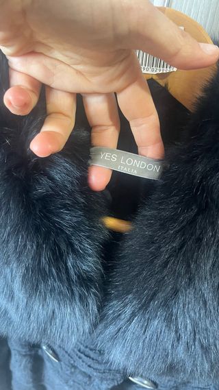 Pelliccia Astrakan Nera con Collo Volpe