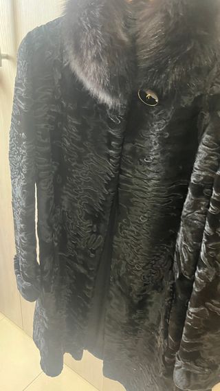 Pelliccia Astrakan Nera con Collo Volpe