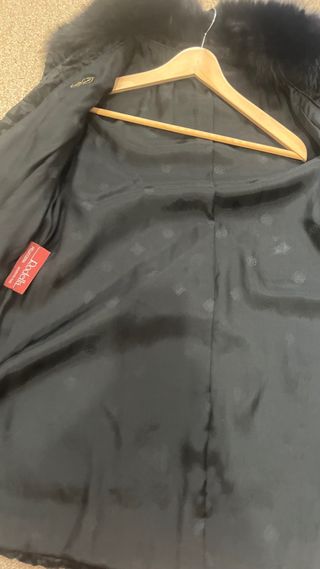 Pelliccia Astrakan Nera con Collo Volpe