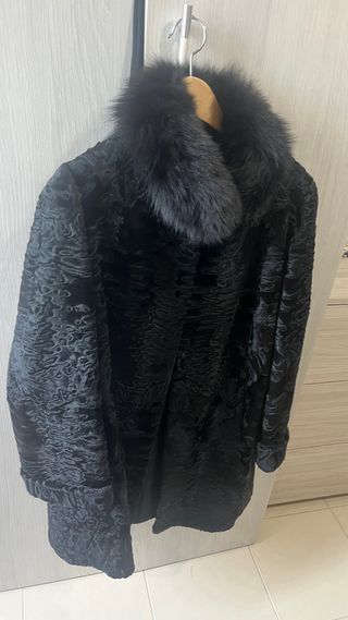 Pelliccia Astrakan Nera con Collo Volpe