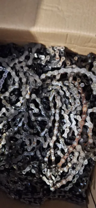 Cadenas de bicicleta plateadas y marrones.