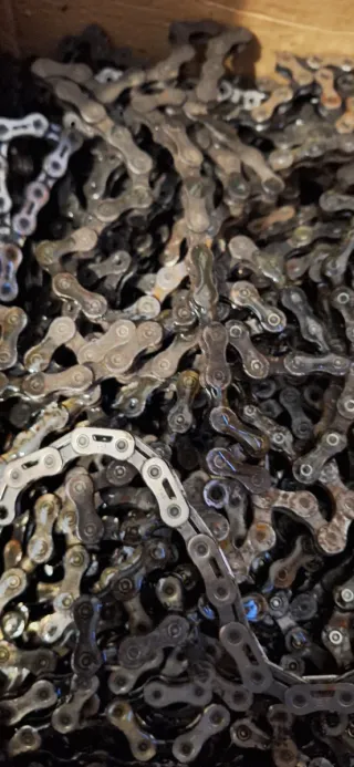 Cadenas de bicicleta plateadas y marrones.