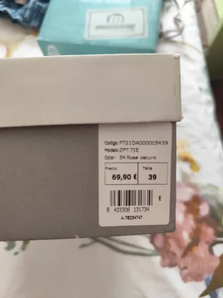 Zapatos de tacón rojos con lazo