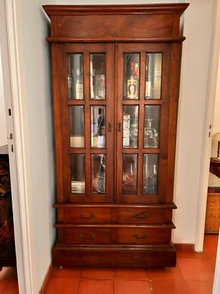 Vitrina de madera con puertas de cristal