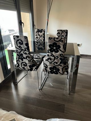 Mesa de comedor y 4 sillas