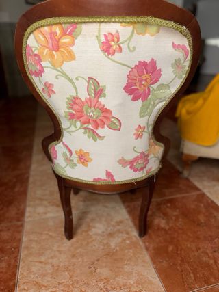 Silla antigua floral madera y tela
